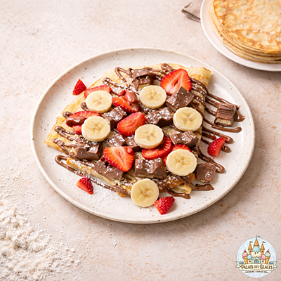 CRÊPE AUX FRAISES, À LA BANANE ET AUX KINDER FINGERS