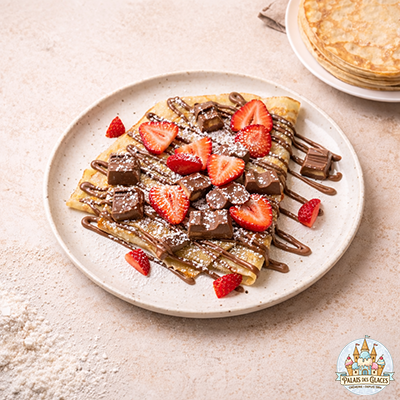CRÊPE AUX FRAISES ET AUX KINDER FINGERS
